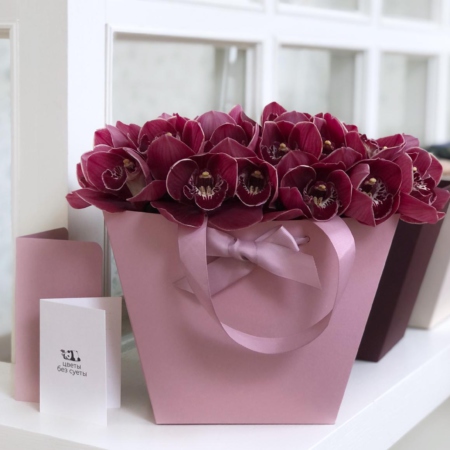 MF0660 - Розовая цветочная сумка с орхидеями Цимбидиум - фото moscowflorist.ru