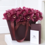 MF0661 - Бордовая фирменная сумка с темно-розовой орхидеей картинка №3 - moscowflorist.ru MF0661 - Бордовая фирменная сумка с темно-розовой орхидеей фото №3 - moscowflorist.ru