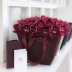 MF0661 - Бордовая фирменная сумка с темно-розовой орхидеей картинка №4 - moscowflorist.ru MF0661 - Бордовая фирменная сумка с темно-розовой орхидеей фото №4 - moscowflorist.ru