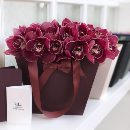 MF0661 - Бордовая фирменная сумка с темно-розовой орхидеей - фото moscowflorist.ru