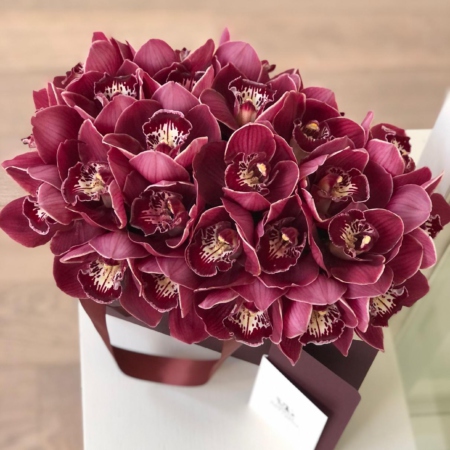 MF0661 - Бордовая фирменная сумка с темно-розовой орхидеей - фото moscowflorist.ru