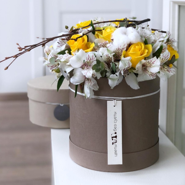 MF0552 - Высокая шляпная коробка с желтыми розами и альстромерией фото - moscowflorist.ru