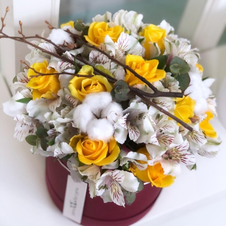 MF0553 - Бордовая шляпная коробка с желтыми розами и альстромерией - фото moscowflorist.ru
