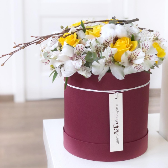 MF0553 - Бордовая шляпная коробка с желтыми розами и альстромерией фото - moscowflorist.ru