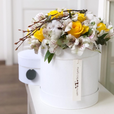MF0555 - Белая круглая коробка с альстромерией и желтыми розами - фото moscowflorist.ru