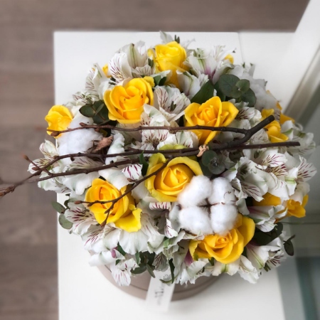MF0555 - Белая круглая коробка с альстромерией и желтыми розами - фото moscowflorist.ru