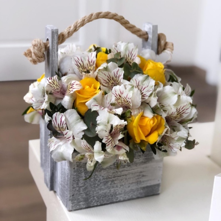 MF7037 - Цветочный деревянный ящик с розами и альстромерией - фото moscowflorist.ru