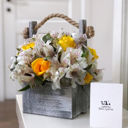 MF7037 - Цветочный деревянный ящик с розами и альстромерией - фото moscowflorist.ru