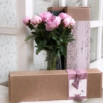 MF5557 - Горизонтальная коробка-футляр с 9 пионами картинка №4 - moscowflorist.ru MF5557 - Горизонтальная коробка-футляр с 9 пионами фото №4 - moscowflorist.ru