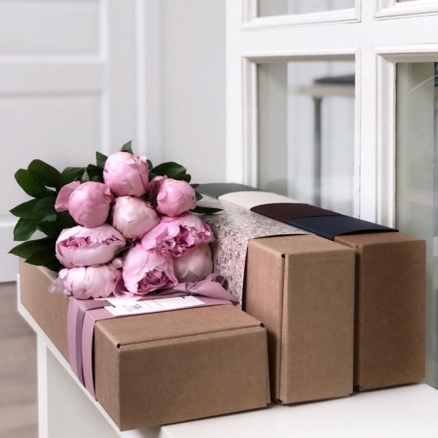 MF5557 - Горизонтальная коробка-футляр с 9 пионами фото - moscowflorist.ru