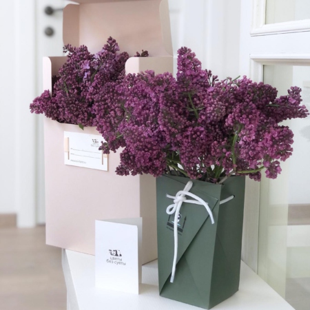 MF5118 - IQ коробка размер M с сиренью - фото moscowflorist.ru