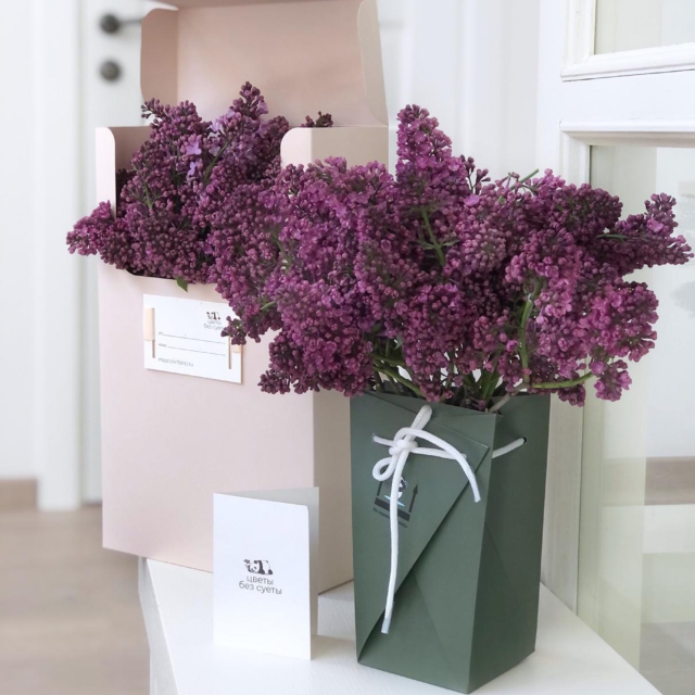 MF5118 - IQ коробка размер M с сиренью фото - moscowflorist.ru