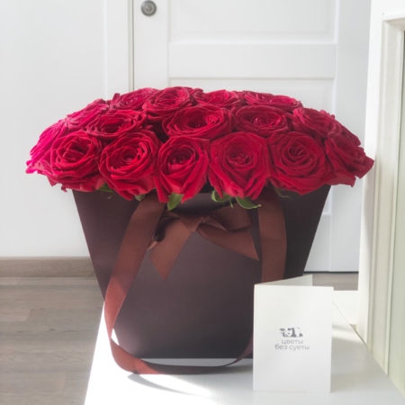 MF0663 - Бордовая фирменная сумка с красными розами - фото moscowflorist.ru