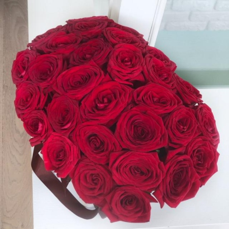 MF0663 - Бордовая фирменная сумка с красными розами - фото moscowflorist.ru