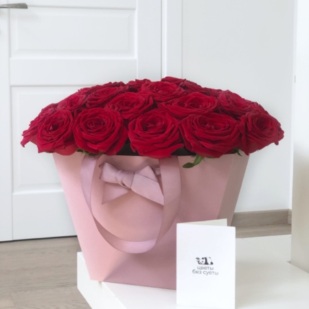 MF0664 - Розовая фирменная сумка с бордовыми розами - фото moscowflorist.ru