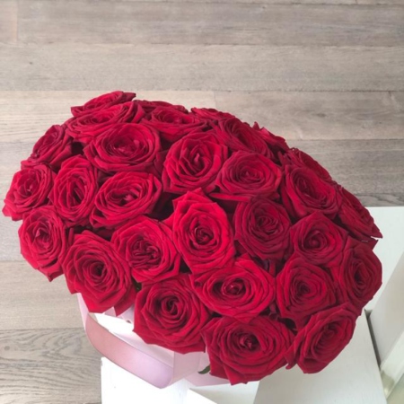 MF0664 - Розовая фирменная сумка с бордовыми розами - фото moscowflorist.ru