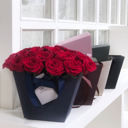 MF0665 - Темно-синяя сумка с бордовыми розами - фото moscowflorist.ru