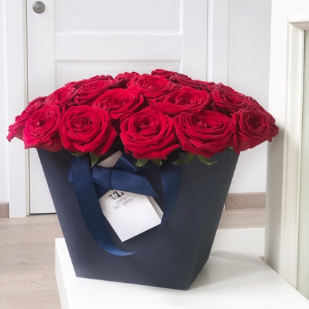 MF0665 - Темно-синяя сумка с бордовыми розами - фото moscowflorist.ru