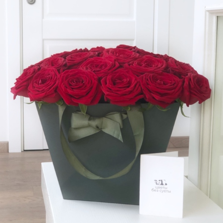 MF0668 - Зеленая сумка-коробка с бордовыми розами - фото moscowflorist.ru