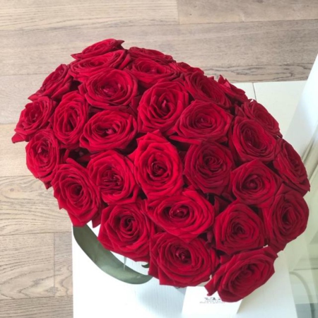 MF0668 - Зеленая сумка-коробка с бордовыми розами - фото moscowflorist.ru