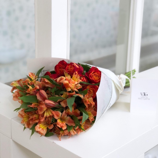 MF1104 - Оранжевый букет из роз и альстромерий фото - moscowflorist.ru