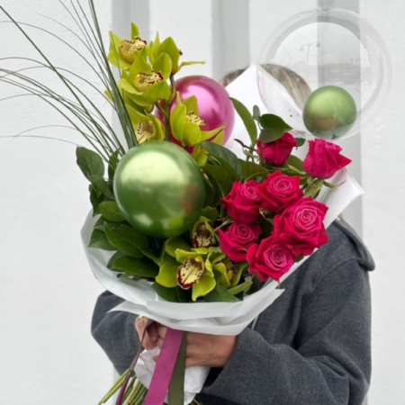 MF1116 - Яркий букет с орхидеями и шарами коллекции "Выше суеты" - фото moscowflorist.ru
