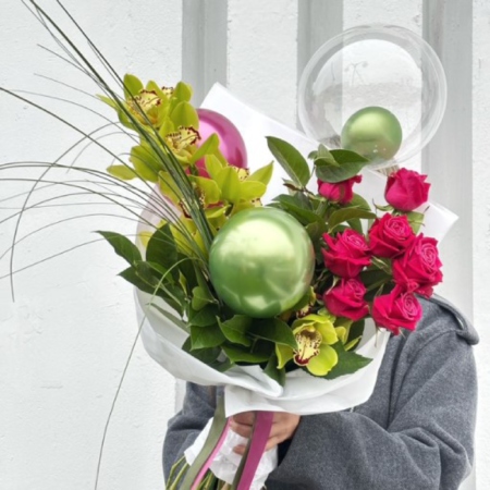 MF1116 - Яркий букет с орхидеями и шарами коллекции "Выше суеты" - фото moscowflorist.ru