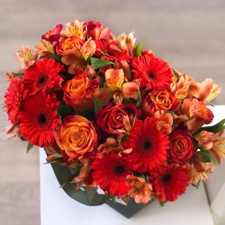MF0670 - Зеленая фирменная сумка с оранжевыми герберами и розами - фото moscowflorist.ru