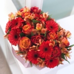 MF0671 - Розовая сумка с оранжевыми розами и герберами картинка №2 - moscowflorist.ru MF0671 - Розовая сумка с оранжевыми розами и герберами фото №2 - moscowflorist.ru