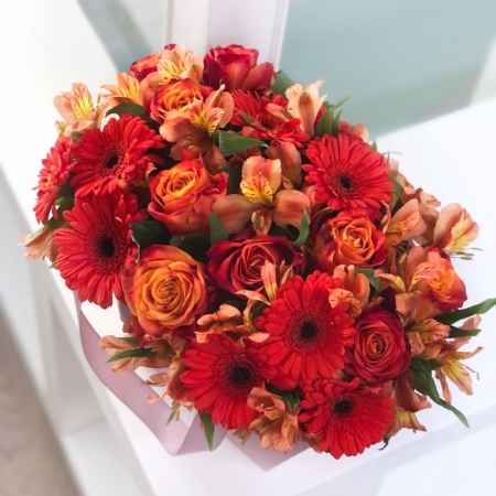 MF0671 - Розовая сумка с оранжевыми розами и герберами - фото moscowflorist.ru