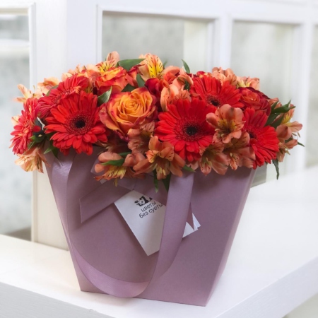 MF0671 - Розовая сумка с оранжевыми розами и герберами - фото moscowflorist.ru