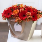 MF0674 - Кремовая фирменная сумка с оранжевыми цветами картинка №3 - moscowflorist.ru MF0674 - Кремовая фирменная сумка с оранжевыми цветами фото №3 - moscowflorist.ru