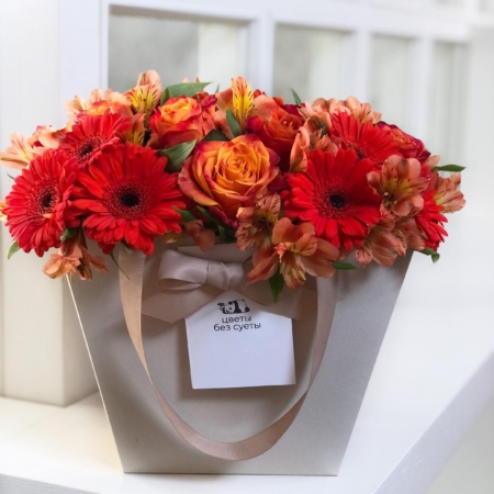 MF0674 - Кремовая фирменная сумка с оранжевыми цветами - фото moscowflorist.ru