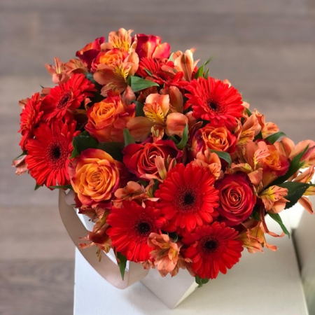 MF0674 - Кремовая фирменная сумка с оранжевыми цветами - фото moscowflorist.ru