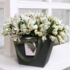 MF0689 - Зеленая коробка-сумка с белой альстромерией картинка №3 - moscowflorist.ru MF0689 - Зеленая коробка-сумка с белой альстромерией фото №3 - moscowflorist.ru