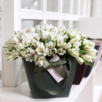MF0689 - Зеленая коробка-сумка с белой альстромерией картинка №4 - moscowflorist.ru MF0689 - Зеленая коробка-сумка с белой альстромерией фото №4 - moscowflorist.ru