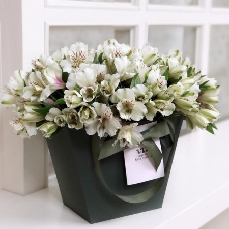MF0689 - Зеленая коробка-сумка с белой альстромерией - фото moscowflorist.ru