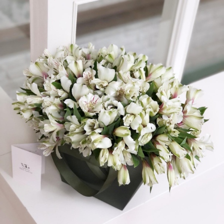 MF0689 - Зеленая коробка-сумка с белой альстромерией - фото moscowflorist.ru
