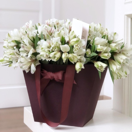 MF0690 - Цветочная сумка винного цвета с белой альстромерией - фото moscowflorist.ru