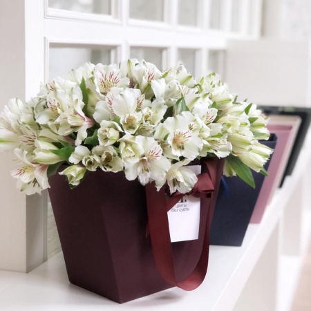 MF0690 - Цветочная сумка винного цвета с белой альстромерией - фото moscowflorist.ru