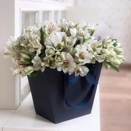 MF0691 - Темно-синяя фирменная сумка с белой альстромерией - фото moscowflorist.ru