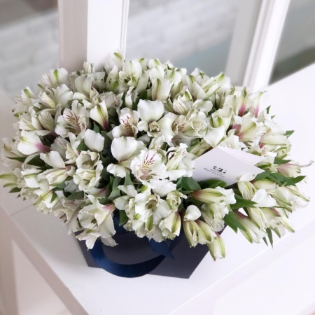 MF0691 - Темно-синяя фирменная сумка с белой альстромерией - фото moscowflorist.ru