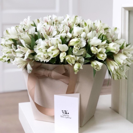 MF0693 - Нежная кремовая цветочная сумка с белой альстромерией - фото moscowflorist.ru