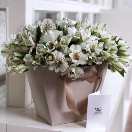 MF0693 - Нежная кремовая цветочная сумка с белой альстромерией - фото moscowflorist.ru