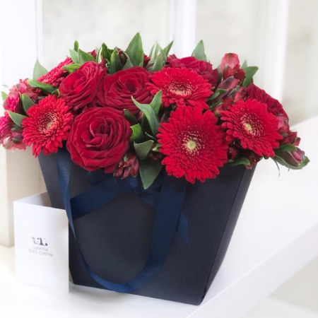 MF0683 - Синяя цветочная сумка с красными герберами и розами - фото moscowflorist.ru