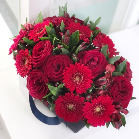 MF0683 - Синяя цветочная сумка с красными герберами и розами - фото moscowflorist.ru