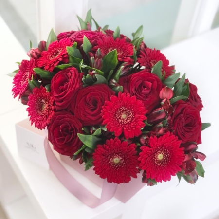 MF0684 - Розовая цветочная сумка с красными розами, герберами и альстромерией - фото moscowflorist.ru