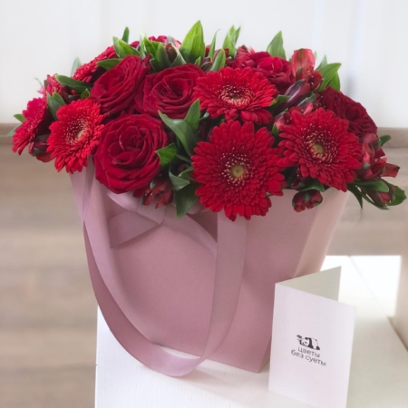 MF0684 - Розовая цветочная сумка с красными розами, герберами и альстромерией - фото moscowflorist.ru