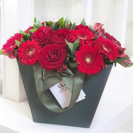 MF0687 - Зеленая сумка-коробка с красным цветочным миксом - фото moscowflorist.ru