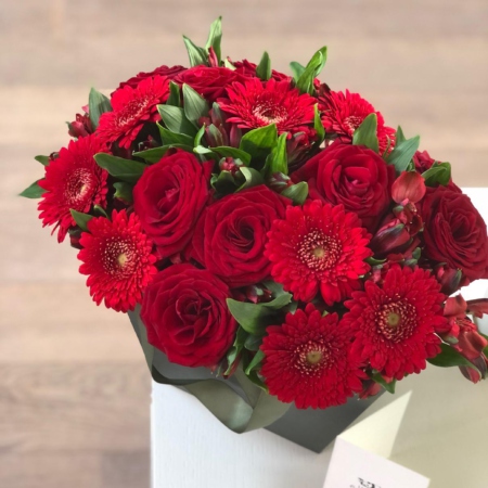 MF0687 - Зеленая сумка-коробка с красным цветочным миксом - фото moscowflorist.ru